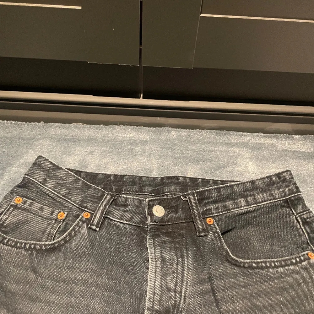 Baggy gråa zara jeans, herr.  Storlek: EU40 Tryck på ”Köp Nu” för att köpa. . Jeans & Byxor.