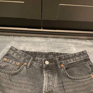 Baggy gråa zara jeans, herr.  Storlek: EU40 Tryck på ”Köp Nu” för att köpa. 