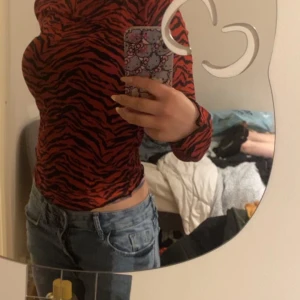 Mesh topp  - Fin Mesh topp (genomskinlig typ) i zebra mönster. Fin att ha på fester/klubben. Hadde varit skit snyggt med en svart bh under😍 its giving 2000s typ?? Kan diskutera pris 