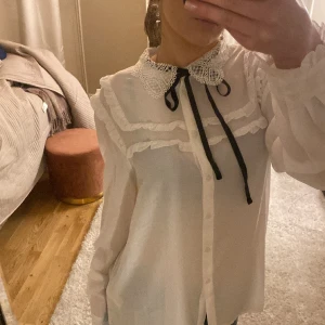 En fin blus! - svart snöre längst uppe man kan knyta. Aldrig använt, bra skick!💗 Storlek:S