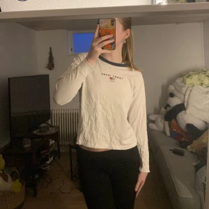 Tommy hilfiger tröja  - Säljer min Tommy hilfiger tröja som jag köpte i London för 550kr ungefär. Storlek xs. Säljer för 200kr 