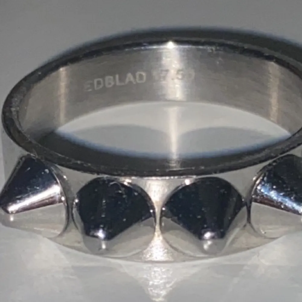 Supertrendig ring med nitar från Edblad  Storlek 17.5 mm. Accessoarer.