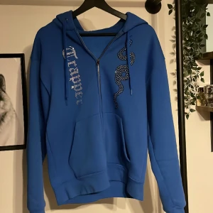 Trapper rhinestone Hoodie - Väldigt bra skick används få tal gånger, storlek S