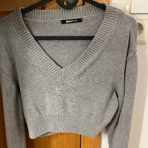 Stickad tröja - Stickad magtröja i färgen grå ifrån Gina tricot. Storlek S och köpt för 300kr. Använt endast 5 gånger. Säljer för 150 men kan diskuteras.