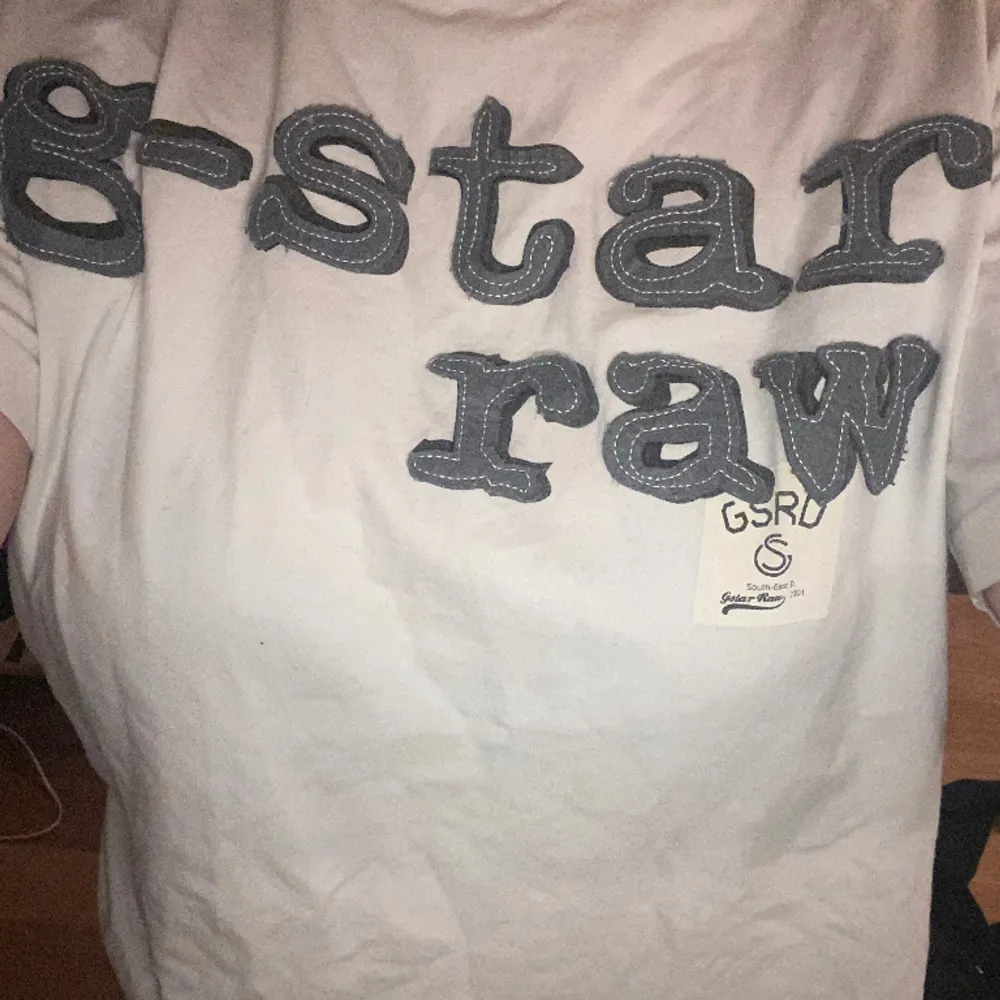 G-star raw T-shirt! Aldrig använd.  Jätteskönt material, ganska tjockt tyg. . T-shirts.