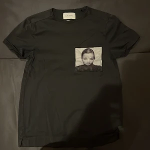 Limitato tshirt  - Limitato tshirt i storlek XS. Bra skick inga hål eller sånt. Skriv för fler bilder eller undringar. 