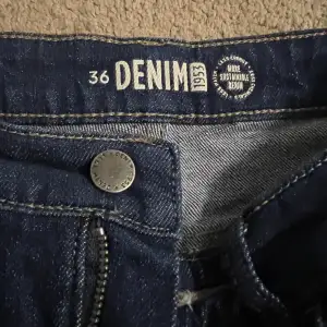 Oanvända denim byxor i måttet 36 i mörk blå färg och Streep Wera style. Pris kan förhandlas.