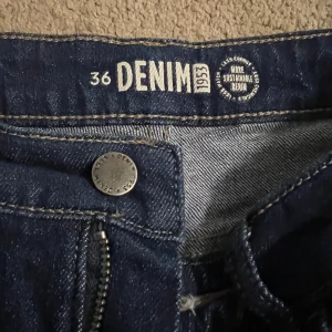 Oanvända denim byxor - Oanvända denim byxor i måttet 36 i mörk blå färg och Streep Wera style. Pris kan förhandlas.