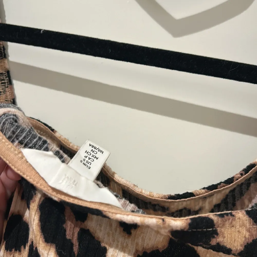 Säljer leopard printad kort tröja som aldrig andvänts 🤍🐆. Toppar.
