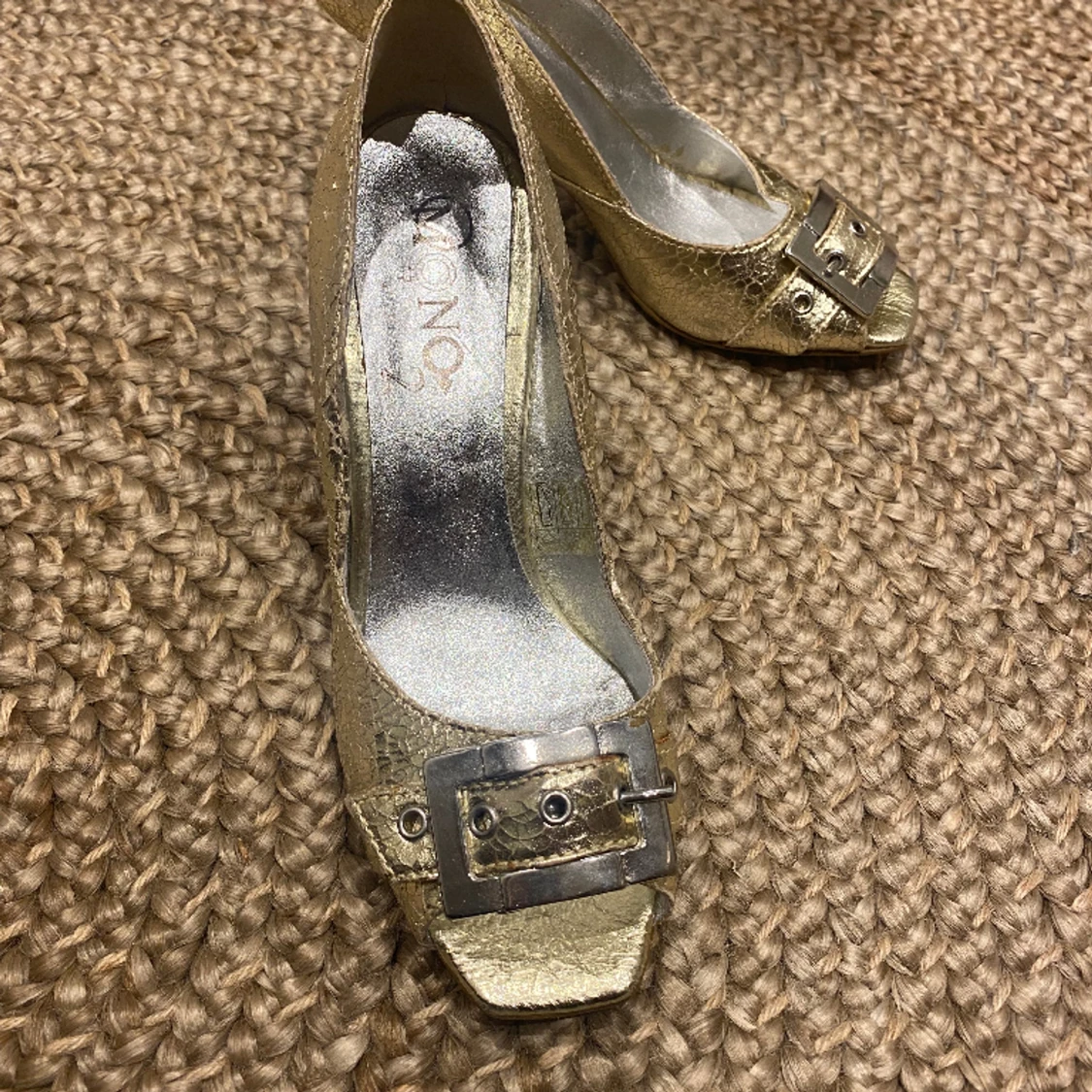 Guldiga klackskor  - 1