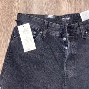 Helt nya Jack & Jones jeans. Ny pris 650kr mitt pris 139kr.