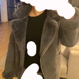 Jacka  - Hej🤍, köpte den här jackan på Monki, men jag använde den 3 gånger på grund av att jag fick en ny jacka på min födelsedag, köpte den för 500kr men det är bara att skriva om ni har funderingar elr vill säga ett prisförslag, helt ny inga skador