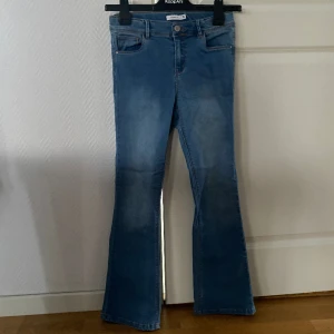 Jeans  - Jeans i storlek 152. Dom har inga skador på sig. Dom är stretch jeans, vad jag menar med det är att dom är Stretchiga. Jag har mätt längden på dom och fick fram 86 cm.  Skriv för mer bilder av Jenssen eller mer info.