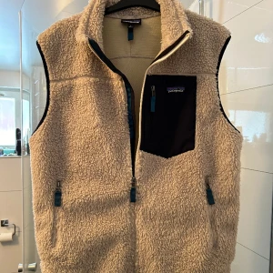 Patagonia väst - Säljer denna snygga Patagonia väst som endast används ett fåtal gånger. Skick 9/10 