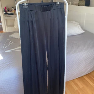 Raka byxor - Fina raka byxor som går att använda till vardags men även hemma som mjukisar. Från Gina och i stolek M. Säljer för 30kr