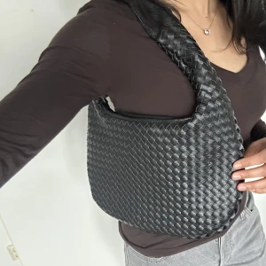 Svart väska🖤 - Säljer en svart bottega liknande väska som är använd få gånger. Ord pris 699❤️