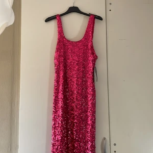 Balklänning/ långklänning - En superfin paljettrig långklänning från NA-KD i storlek M. Alldrig använd tanken var att ha den på balen men hitta en annan som passa mig bättre💖