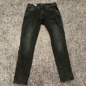 Replay anbass  - Tjena! Säljer nu dessa sprillans nya jeans från replay i modellen anbass. Otroligt snygga o fräscha jeans. Storleken är 30/30. Bara att höra av er vid frågor! 