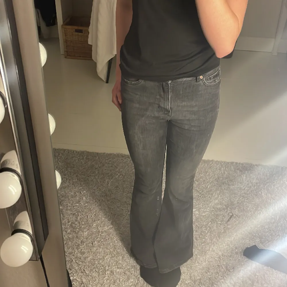 Säljer dessa fina mörkgrå jeans då dem inte kommer till användning🫶🏻 passar bra i längden på mig som är 168 och sitter bra i midjan!. Jeans & Byxor.