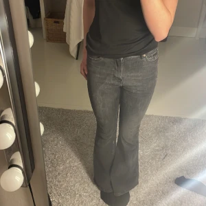 Mörk grå jeans❤️ - Säljer dessa fina mörkgrå jeans då dem inte kommer till användning🫶🏻 passar bra i längden på mig som är 168 och sitter bra i midjan!