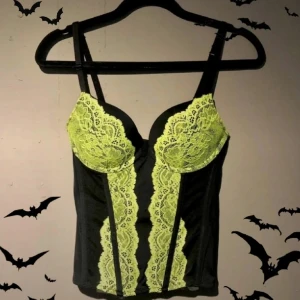 Bustier spets - Köpt på vinted För stor vid kupan på mig som har 70A😔 Har push up