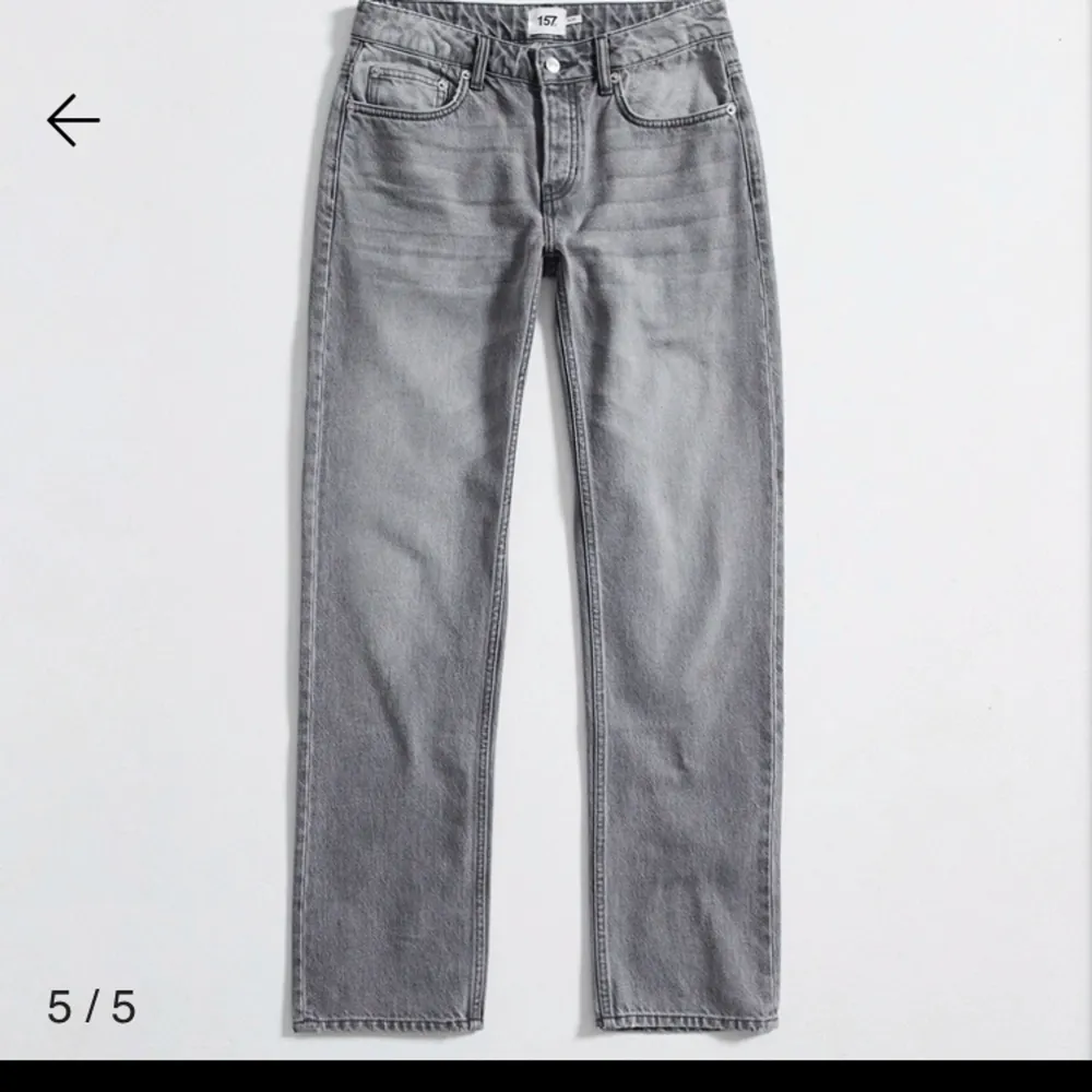 säljer mina gråa jeans ifrån lager 157 pågrund av att dom inte kommer till användning, dom är i fint skick, köpte dom för 400 och säljer för 120. Jeans & Byxor.