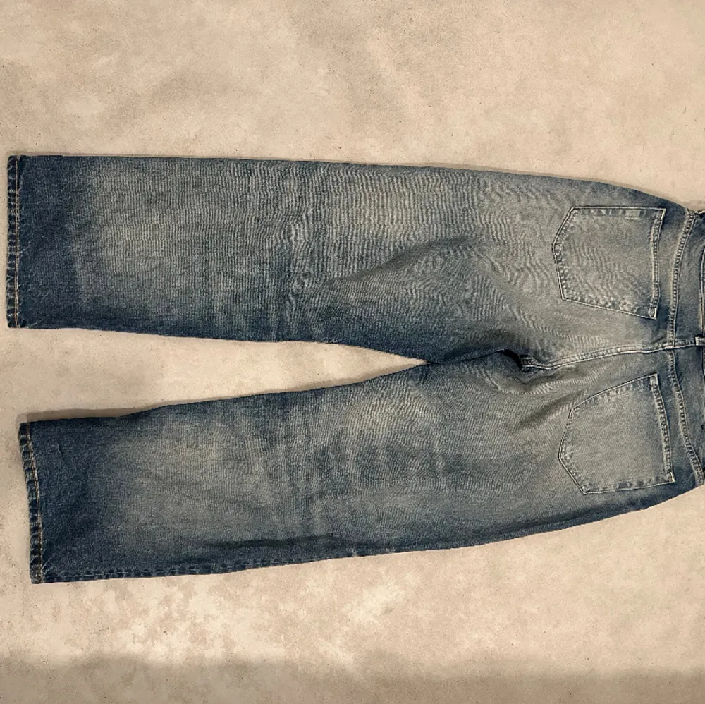 Säljer dessa weekday jeans då dem en används, nästan helt nya och inga defekter . Jeans & Byxor.