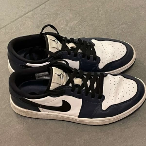 Jordan 1 low - Sköna mörkblå och vita jordan 1 low.  Storlek 44. Lagomt använda som man ser på bilderna.  Skick 7/10 Nypris 1600kr  Skriv vid funderingar!
