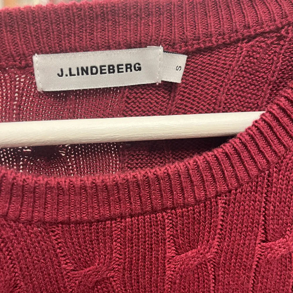 Säljer denna snygga sweatshirt från J.Lindeberg / Skick är extremt bra / Storlek S / skriv om ni har funderingar🙌😁. Tröjor & Koftor.
