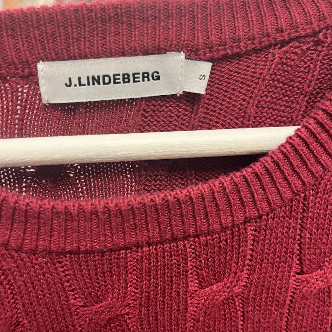 Vinröd Sweatshirt från J.Lindeberg😍 - 91