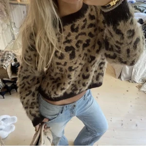 Leopard tröja - Intressekoll på denna Skitnsygga populära leopardtröjan från H&M!🩵 bilderna är lånade men har en precis likadan, skicka om ni vill ha fler bilder🩵🩵 strl XS men är ganska stor så skulle säga att den passar S också🩵