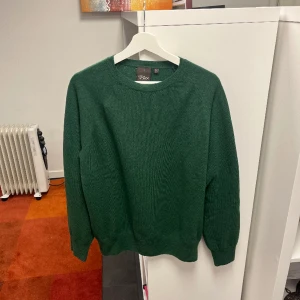 Sweatshirt från Oscar Jacobson - Säljer denna snygga sweatshirt från Oscar Jacobson då den är lite för stor mig. / Använd tre gånger så extremt bra skick. / Storlek S men passar lika bra som M.