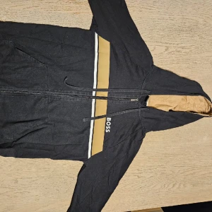 Hugo Boss - Snygg och trendig Hugo boss hoodie och bra till alla väder!  Nackdelen är att den har en fläck som märkligtviss inte går bort i tvätten. Såklart sänker jag priset på hoodien för förklarliga skäl. Såklart säljer jag äkta Hugo boss!💎