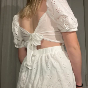 Studentklänning  - Säljer min studentklänning från only, bara använd 1 gång och har inga fläckar eller något-som ny🤩  Finns inte kvar på hemsidan vad jag vet🍾 