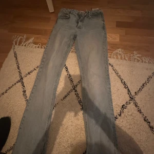 Jeans ifrån zara - Säljer dessa fina ljusblåa mid waisted jeansen med slita där nere  i väldigt bra skick.