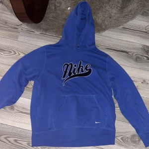 Blå nike hoodie - Den är i bra skick, inga snören. Egentligen storlek xl men har krympts i tvätten så den passar som l