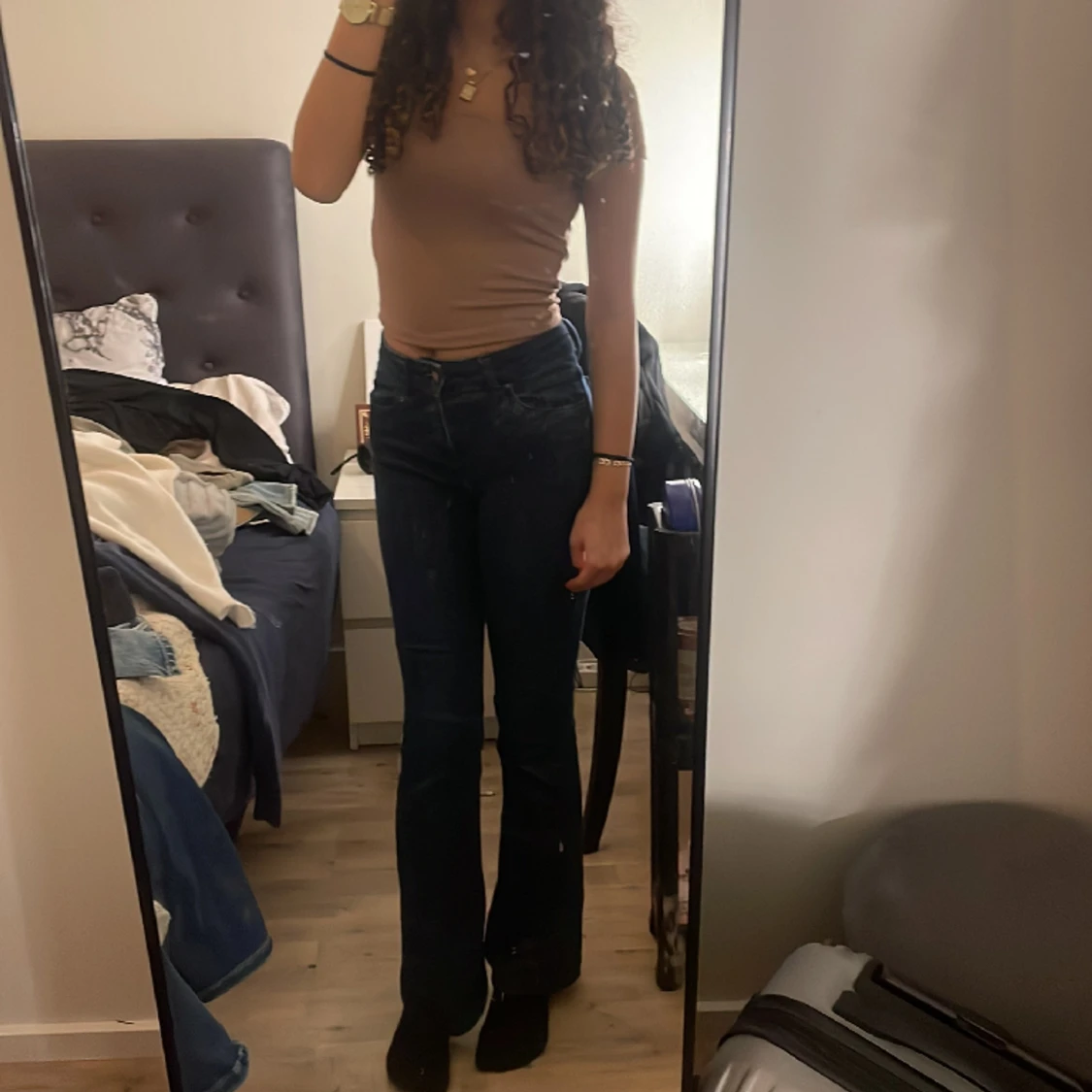 Mörk blåa utsvängda jeans