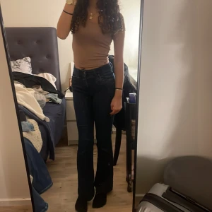 Mörk blåa utsvängda jeans - Mörkblåa jeans 