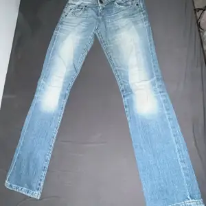 Säljer dessa jeans då de inte passar mig. Jag bär vanligtvis storlek 38 och jag skulle säga att dessa passar 34-36. lågmidjade 