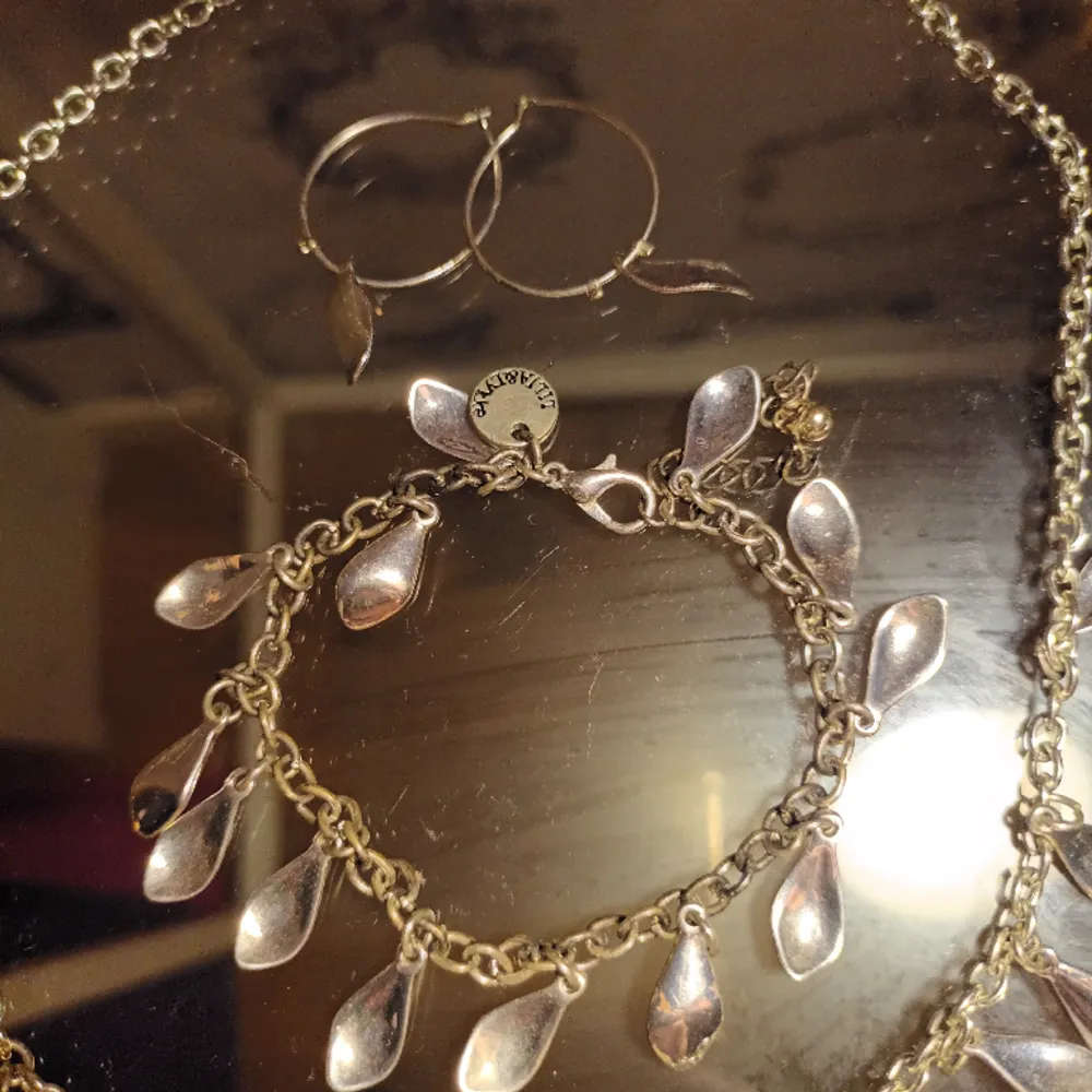 Ett fint sätt med ett halsband, armband och örhängen med små löv i pyttebläck med silver glasering. Jättefina att använda tillsammans eller var för sig. Pris går att diskutera 🥰. Accessoarer.