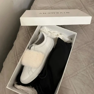 Givenchy Sneaker vita - Säljer dessa Givenchy skorna som endast är använda en gång! Dustbag medföljer. Storlek 37,5 , passar även de som har 38!  Pris kan diskuteras!