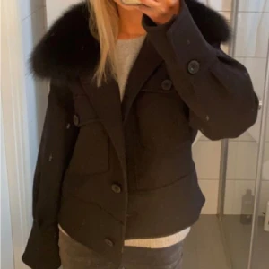 Meotine dupe jacka - Meotine liknande jacka i superfint skick!! Den ser nästan identisk ut med en äkta Meotine hör av er vid frågor å pris kan diskuteras💗💕💕(Första bild lånad, andra mina)