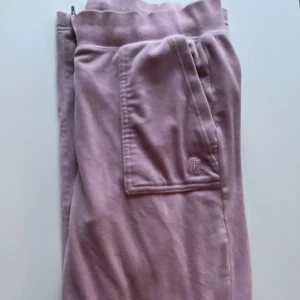 Juicy couture mjukisbyxor - Rosa Juicy Couture nederdel i ganska bra skick