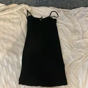 Säljer denna svarta tajta klänningen som inte riktigt passade mig. Aldrig använd.