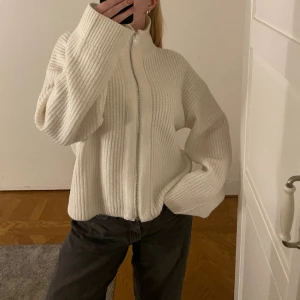 Vit stickad  - Vit stickad tröja från Bikbok. Endast användt en gång. Orginalpris 499:-