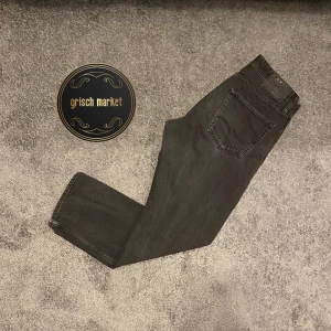 Jack & Jones jeans  - Ett par svarta Jack & Jones jeans i modellen Chris | storlek 30/30 sitter kanske lite mindre | finns inga defekter jag skulle säga att skicket är 9/10 | kom med frågor! | 