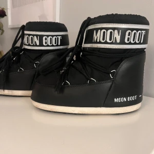 Moon Boots Low - Moon boots low i bra skick!💗 Köpta för ca 2 år sen men väldigt lite använda, däremot ett litet märke på ena skon💗💗 Pris kan diskuteras vid snabb affär 