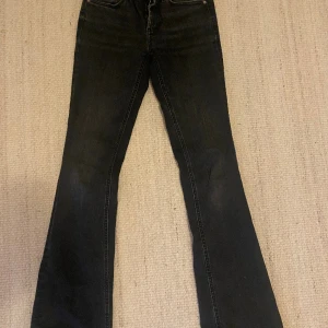 Lågmidjade svarta jeans zara  - Säljer mina älskade jeans från zara då dem inte kommer till andvänding längre. Dem är i storlek 34 och sitter jättefint. 