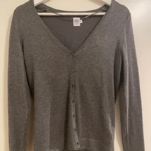 Kofta - Jättefin grå kofta endast använd två gånger så väldigt bra skick 🫶🥰