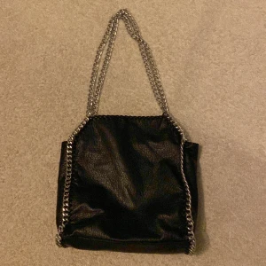 Stor Tiamo Väska - Säljer då jag hittat en ny väska jag använder varje dag. Skriv för att få mer information/bilder! 👜💗Priset kan diskuteras/sänkas!